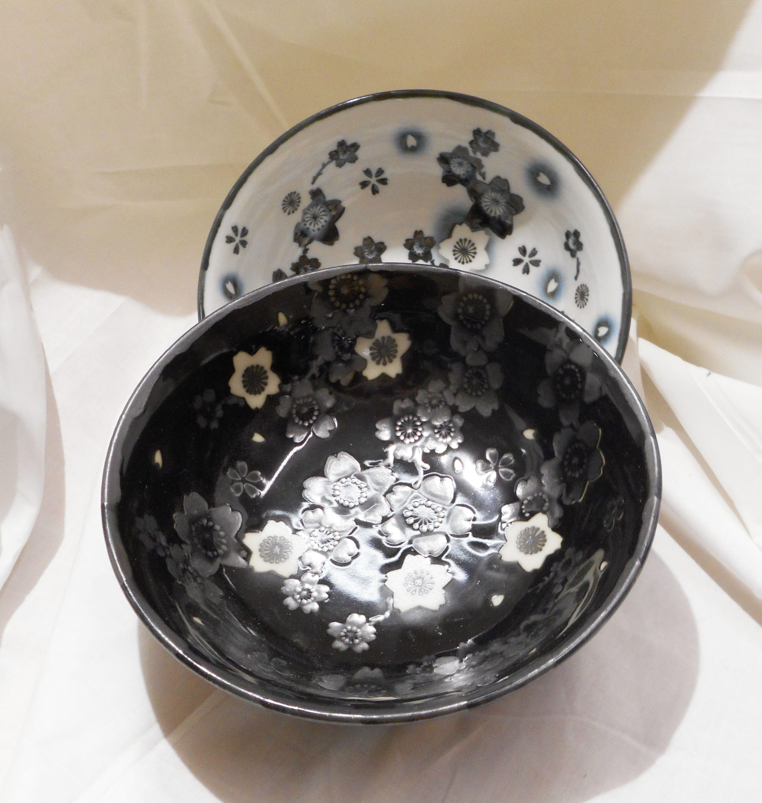set Due biotole bianca e nera con fiori 696-404-010