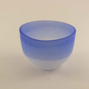 tazza in pasta di vetro blù e bianco